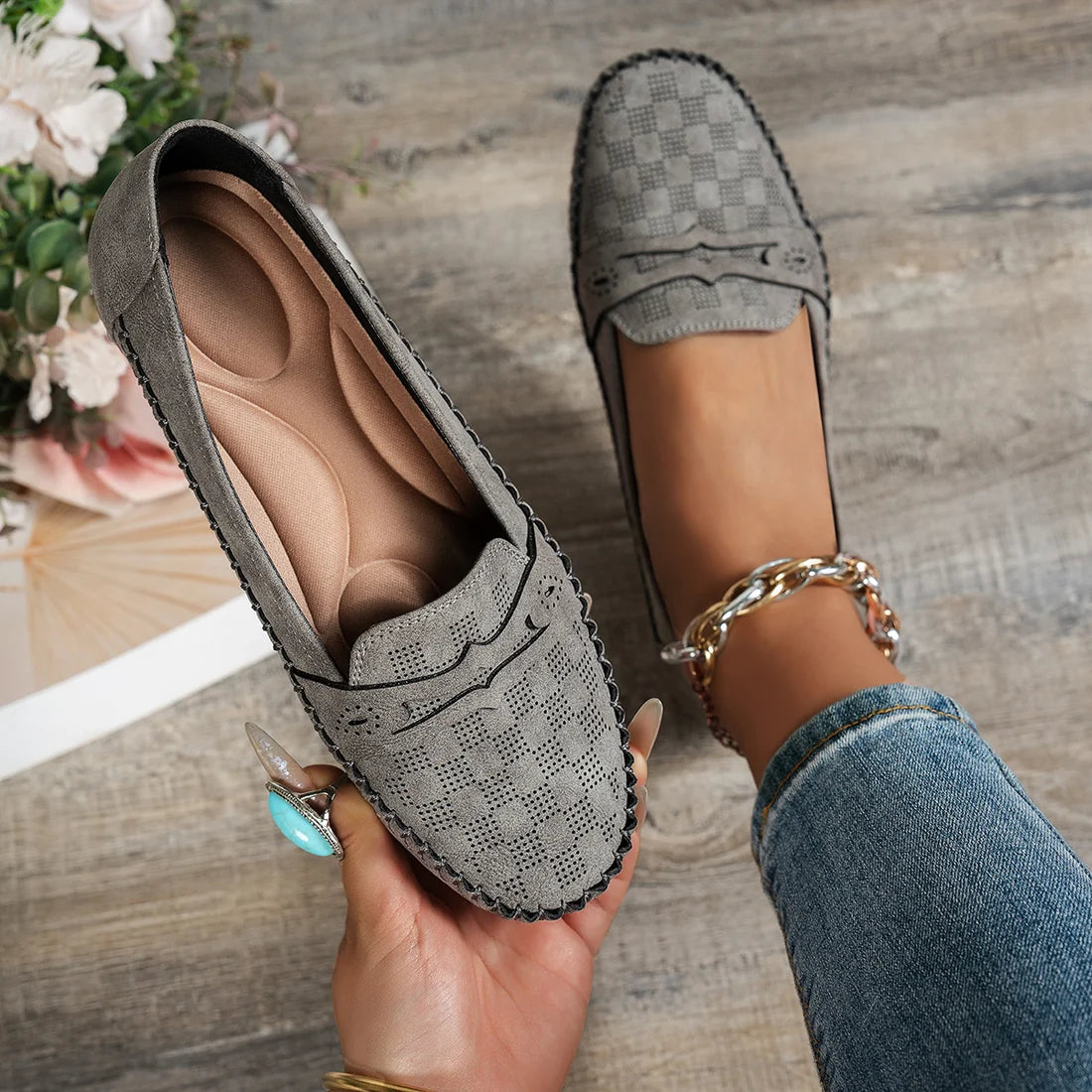 🔥Hot-selling plus-size women's stitched smiley loafers